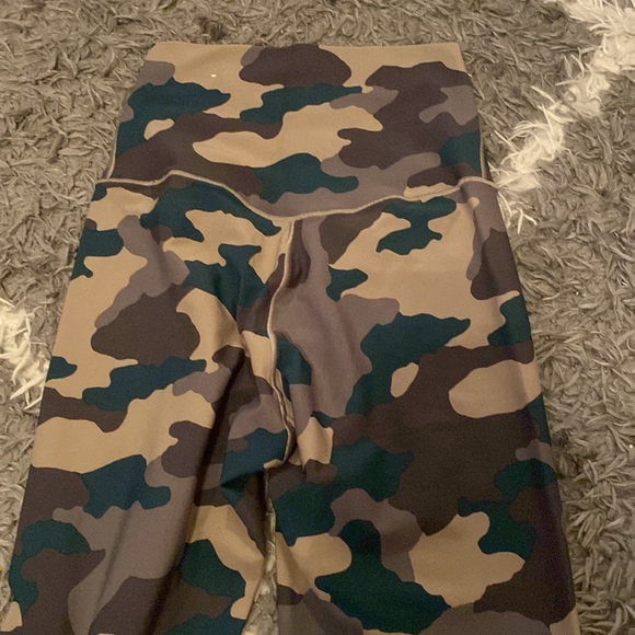 Never worn. Aerie offline cameo leggings. Size XS - Picture 4 of 4